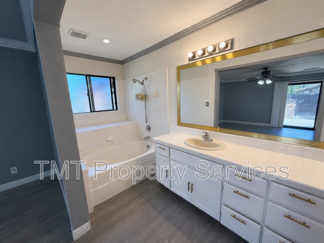 Building Photo - 930 Graywood Cir