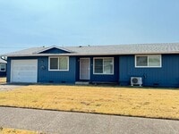 Building Photo - Lovely 2-bedroom/1-bathroom duplex with garage!