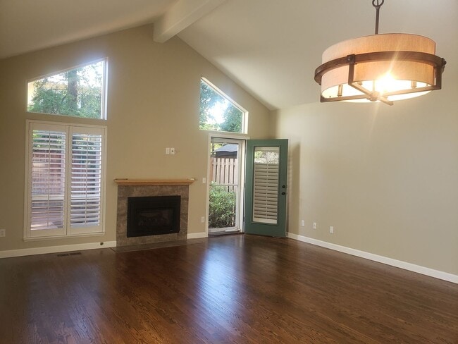 Building Photo - Wonderful John's Landing Updated Townhouse...