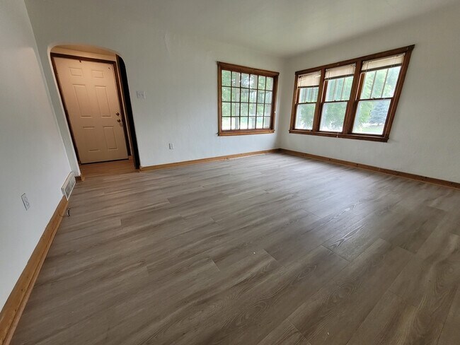 Building Photo - 1858 Deckner Ave