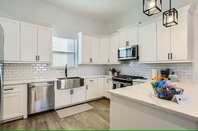 Building Photo - 1528 Chestnut St