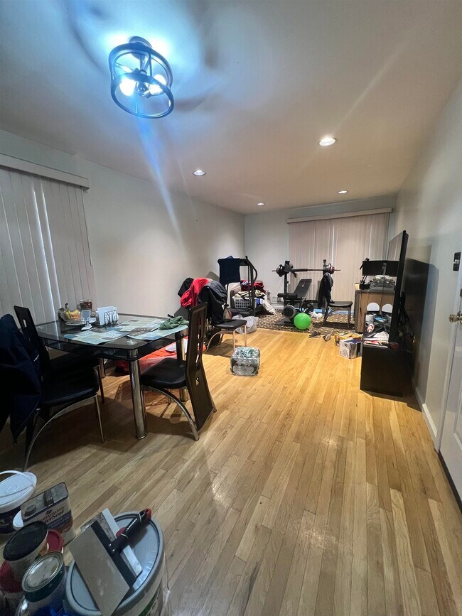 Building Photo - 165 Grant Ave