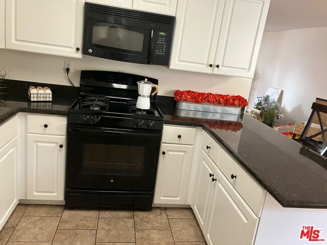 Building Photo - 20258 Cohasset St