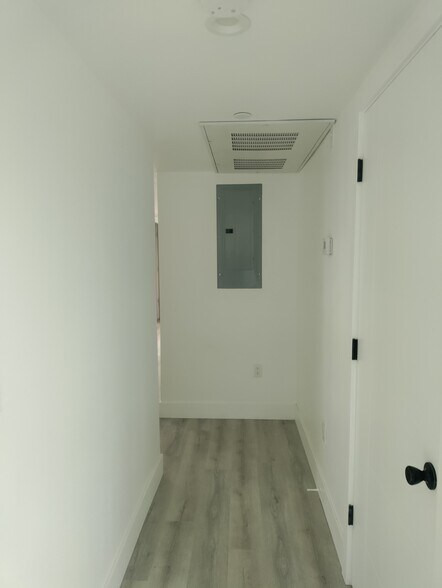 Building Photo - 1575 W 37th Plz