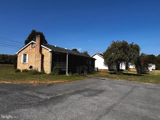 Building Photo - 3290 Shawnee Dr