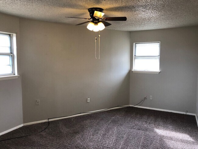 Building Photo - 3 bedroom 2 bath HOME in Farmington / FARM...
