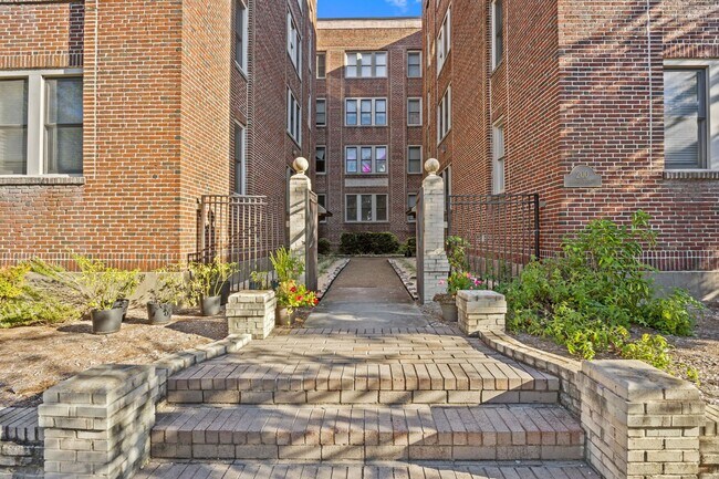 Building Photo - Cool Norfolk Apartment-Rest of November Free!