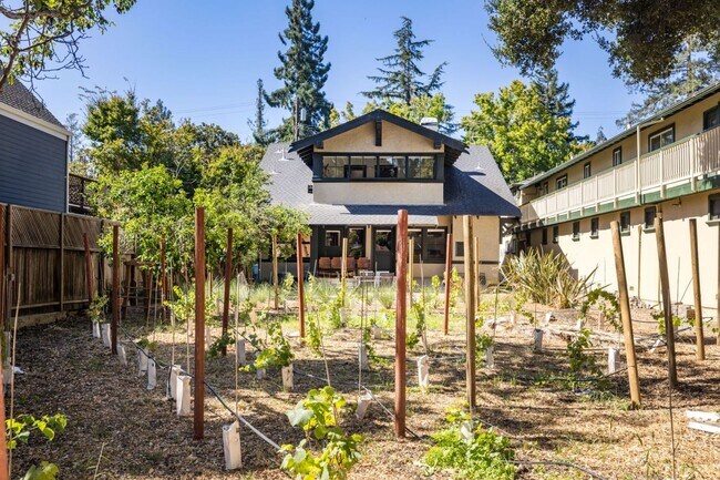 Building Photo - Spacious Home w/ Old World Charm, Steps to...