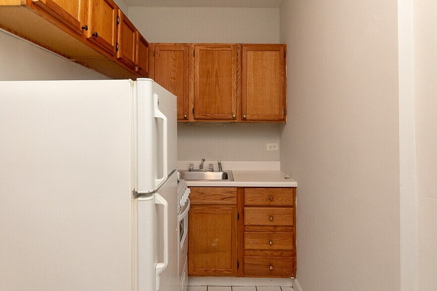 Building Photo - 457 W Melrose St