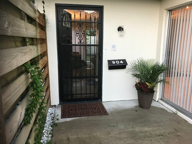 Building Photo - 904 Byron Ln