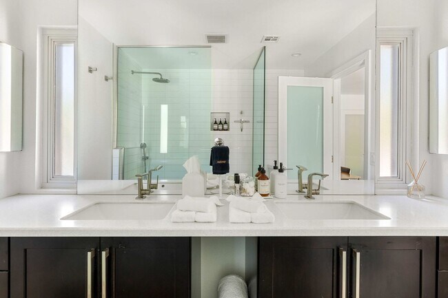 Building Photo - Luxury Oasis with Pool in Palm Springs (Monthly Only - No Long Term)