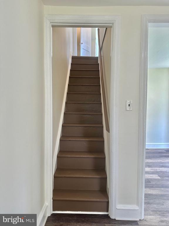 Building Photo - 825 Maple Ave