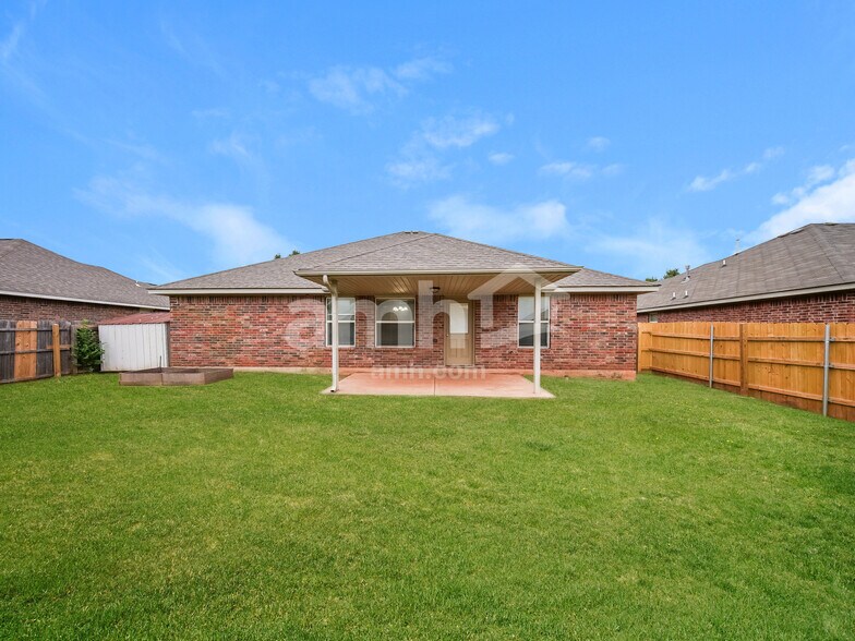 Building Photo - 613 E Juniper Ln