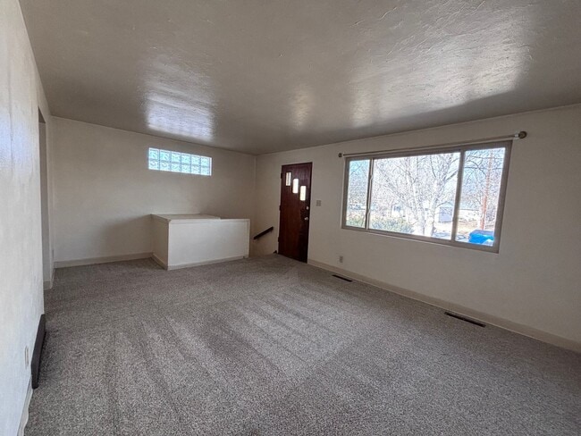 Building Photo - 4 bed, 2 Bath near Old Colorado City - MileStone Real Estate Services