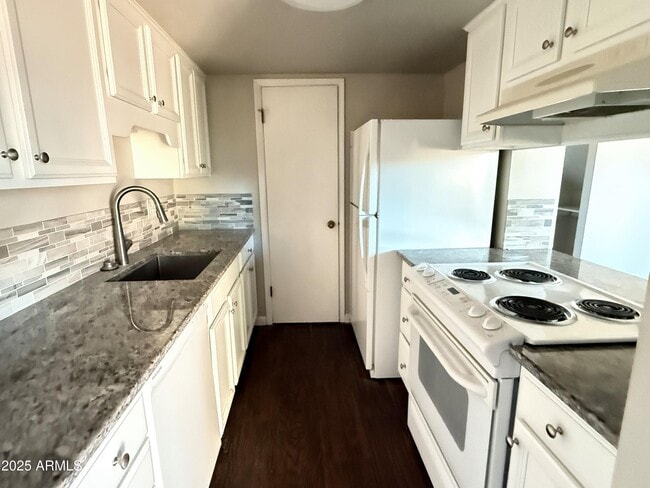 Building Photo - 8125 E Glenrosa Ave