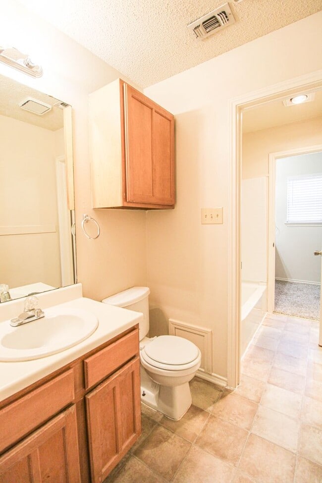 Building Photo - 949 Schertz Pkwy