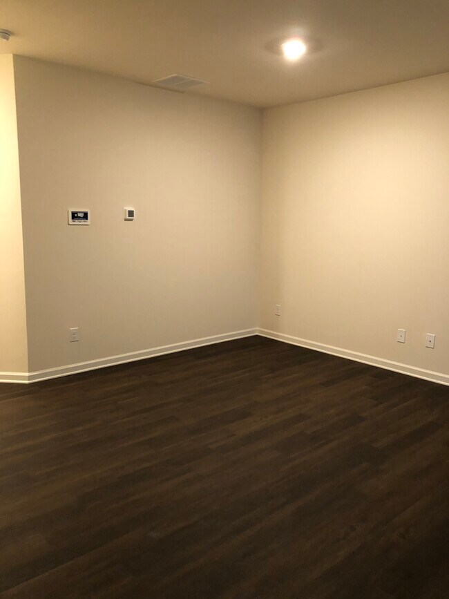 Building Photo - 5825 Union Walk Dr