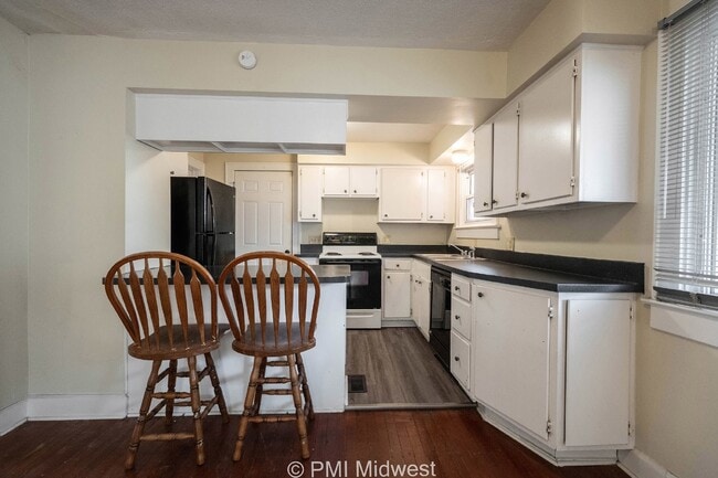 Building Photo - "Charming 2-Bed Home with Gleaming Hardwoo...