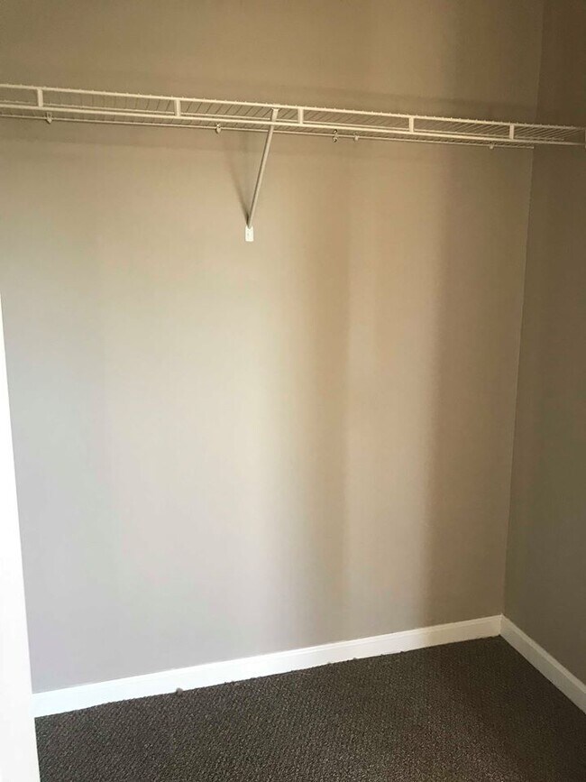 Building Photo - 108 Pine Tree Path