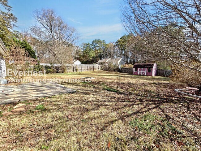 Building Photo - 3 Bed/2 Bath Home with Garage / Pet-Friendly / Vouchers Accepted / Coming Soon!