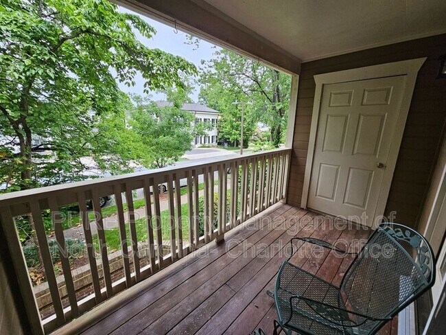 Building Photo - 333 Circle Ave