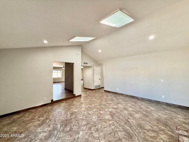 Building Photo - 535 W Sweetwater Ave