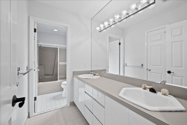 Building Photo - Spacious 4 Bedroom 4.5 Bath Rental in London Woods!