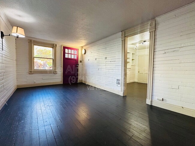 Building Photo - 604 NE San Rafael St
