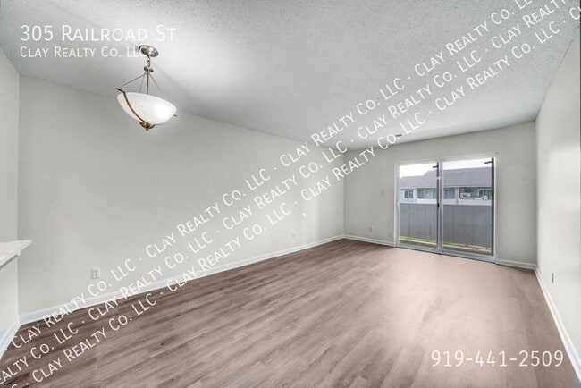 Building Photo - 305 Railroad St