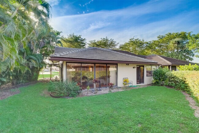 Building Photo - 5051 Pine Dr