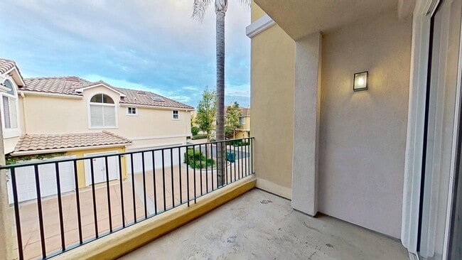 Building Photo - 1002 Reggio Aisle