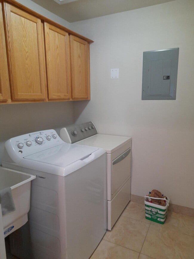 Building Photo - 5812 Acorn Ln