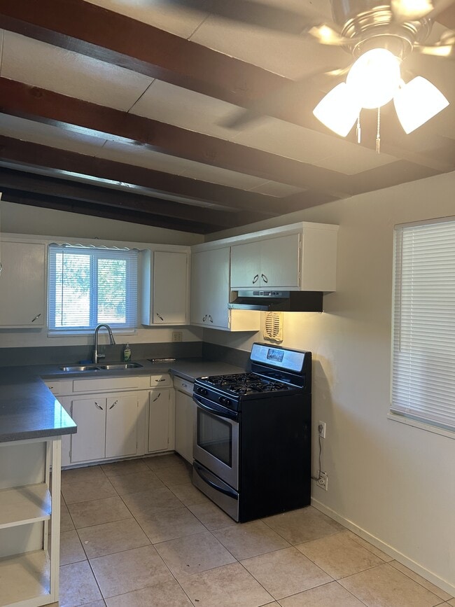 Building Photo - 402 Helen Ave