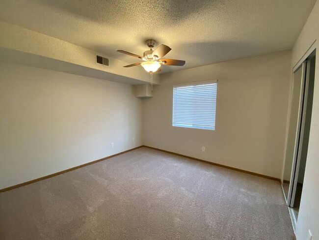 Building Photo - $1,095 | 2 Bedroom, 1 Bathroom 2nd Floor C...