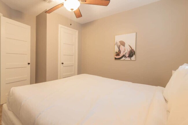 Building Photo - 3912 Crestview Dr