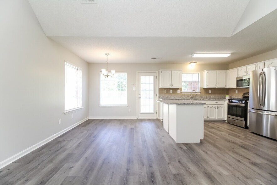 Building Photo - 8432 Creek Front Dr