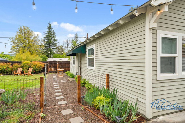 Building Photo - Charming Studio with Full Kitchen in Ashland