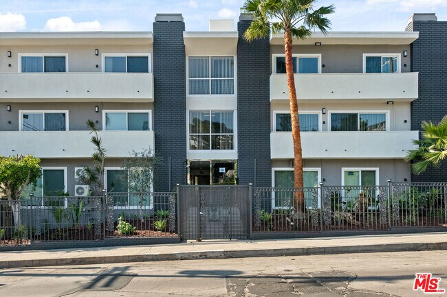Building Photo - 2447 Beachwood Dr
