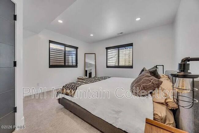 Building Photo - 846 E 270 S