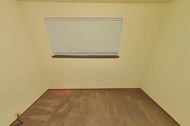 Building Photo - 2 Bedroom Townhouse ~ Close to Downtown