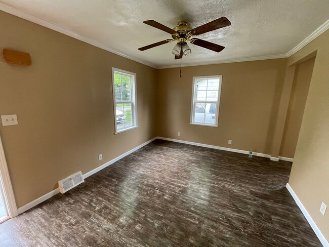 Building Photo - Spacious 2-Bedroom Home!