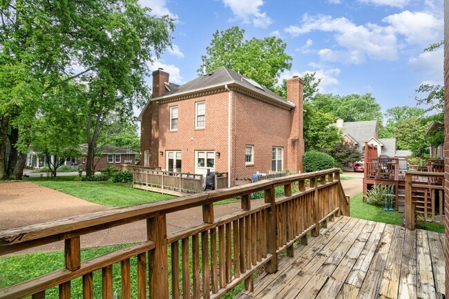 Building Photo - Newly Renovated 2-Bedroom Townhome in the Heart of Green Hills