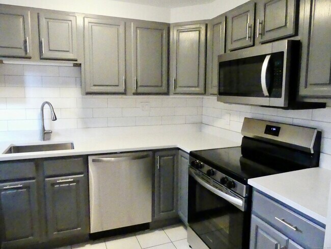 Building Photo - 10 Clarmore Dr