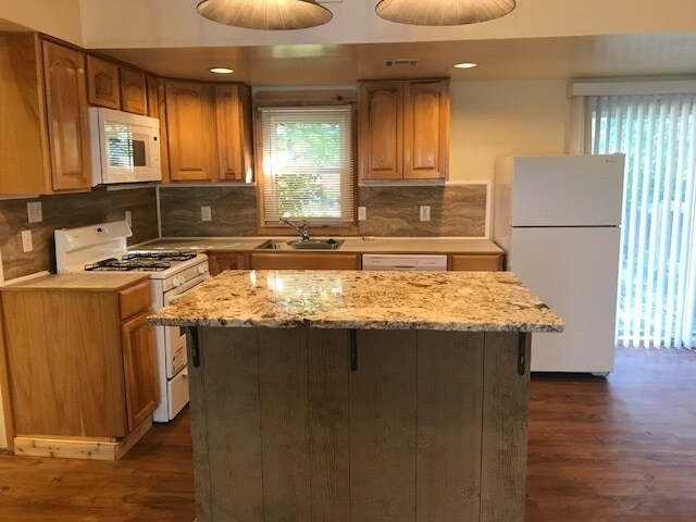 Building Photo - Welcome to your cabin home in the heart of the city!