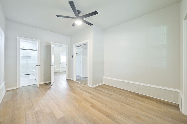Building Photo - 1021 W Woodcrest Dr