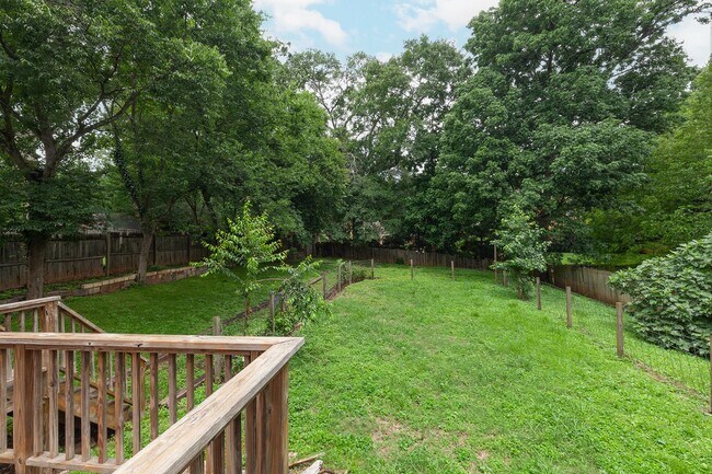 Building Photo - Spacious 6bd/3ba in Grant Park w/ Large Fenced in Backyard & Steps From the Park!
