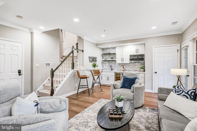 Building Photo - 17 Alexander St