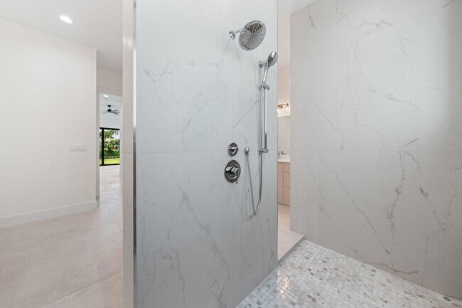 Building Photo - 632 SE Seahouse Dr