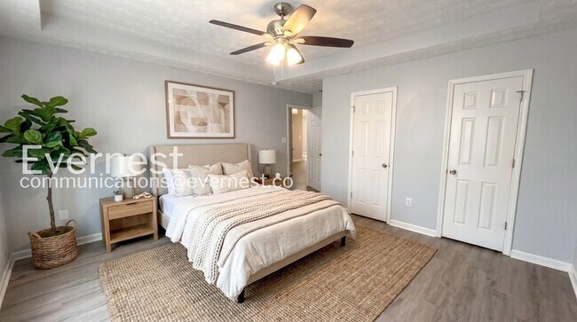 Building Photo - Limited Time Special Offer / 3 Bed, 2 Bath Home with Garage / Pet-Friendly / Available Now!
