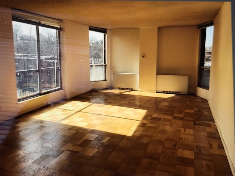 Building Photo - 77 Pond Ave